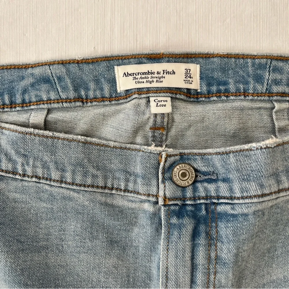 Abercrombie & Fitch Ankle Straight Ultra High Rise Jeans NWT